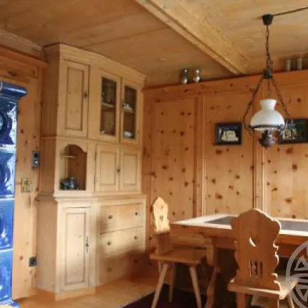 Stilvolles Engadinerhaus Casa vacanze Vna