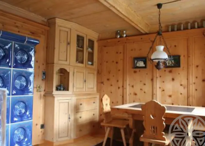 Stilvolles Engadinerhaus Casa vacanze Vna