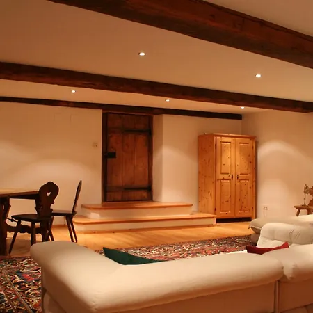 Stilvolles Engadinerhaus Dom wakacyjny *