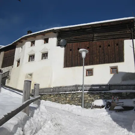 Stilvolles Engadinerhaus Dom wakacyjny Vna