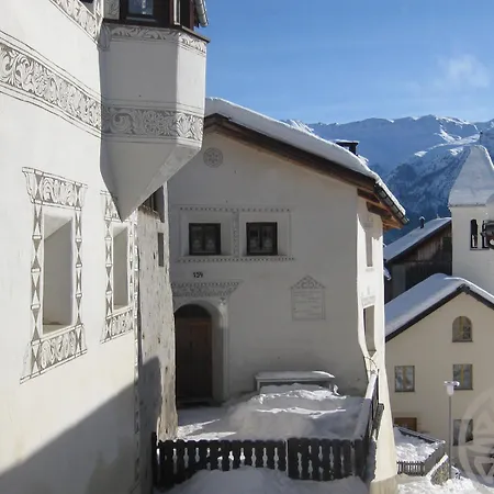 Stilvolles Engadinerhaus Dom wakacyjny *